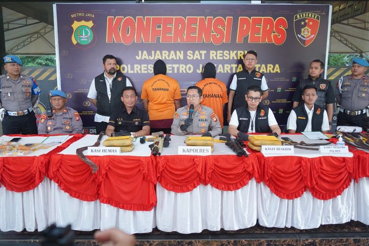 Penggerebekan Markas Gengster di Jakut, Polres Sita Ratusan Sajam dan Narkoba
