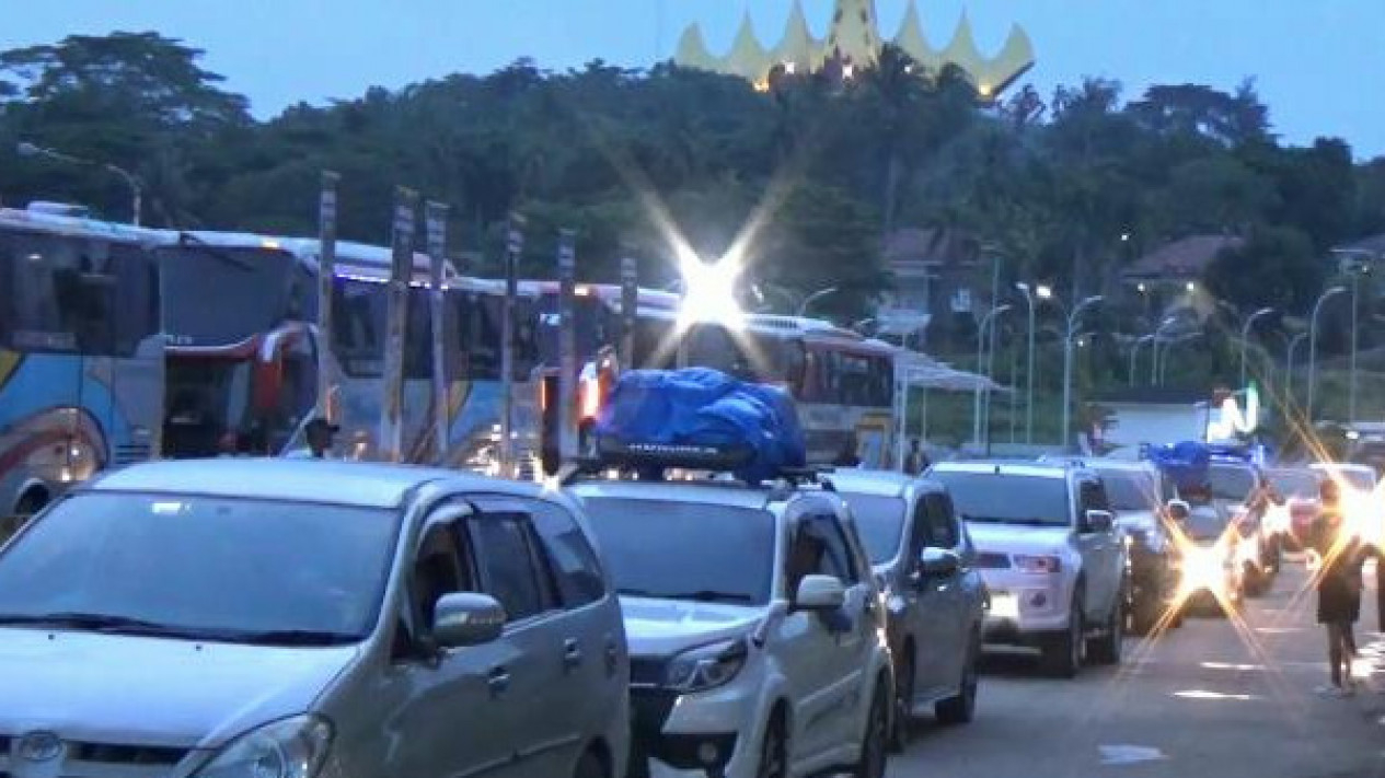 Antrean Kendaraan Mengular di Pelabuhan Bakauheni Saat Arus Balik Lebaran