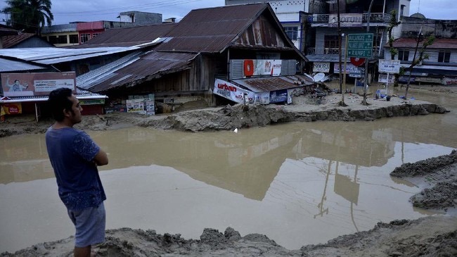 Hujan Deras Sebabkan Banjir di Luwu, Evakuasi Warga Dilakukan