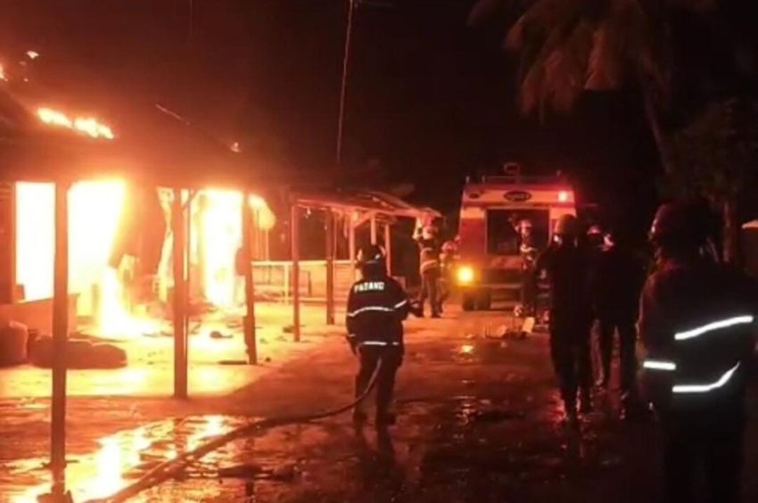 10 Petak Asrama Polisi di Padang Terbakar Hebat!