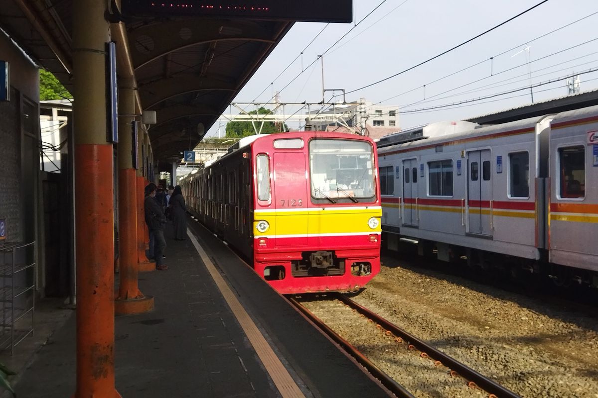 KRL Tabrak Truk di Tangerang, 3 Orang Alami Luka-luka